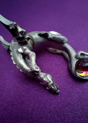 Dragon oorbel met iridescent steen - 90s, merk: onbekend, staat: Heel goed, € 7,50, € 8,58 inclusief Kopersbescherming