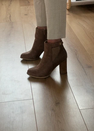 Bruine suéde enkellaarsjes, merk: Kayla, staat: Heel goed, maat: 37, € 7,50, € 8,58 inclusief Kopersbescherming