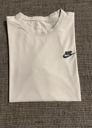 🤎 T-shirt Nike beige logo et virgule brodés noirs taille M, marque: Nike, état: Très bon état, taille: M, 8,00 €, 9,10 € Protection acheteurs incluse
