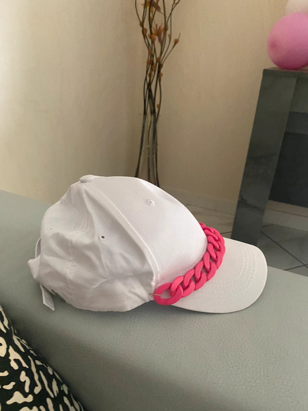 cappello bianco con mezza cinta rosa