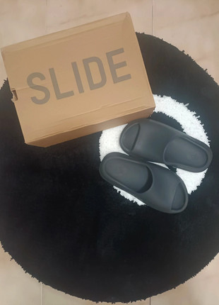 Chanclas Adidas Yeezy Slides Onyx talla 38, marque: adidas, état: Très bon état, taille: 38, 55,00 €, 58,45 € Protection acheteurs incluse