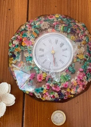 Horloge de table avec des fleur en résine epoxy, brand: Fait Main, condizioni: Ottime, €5.00, €5.95 include la Protezione acquisti