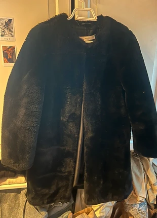 Manteau noir en fausse fourrure chaud et élégant, marke: Mango, zustand: Sehr gut, größe: S / 36 / 8, 20,00 €, 21,70 € inklusive Vinted-Käuferschutz
