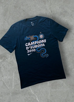 Maglietta Nike Inter Campioni d’Europa 2010 – Taglia M, brand: Nike, condizioni: Ottime, taglia: M, €14.99, €16.44 include la Protezione acquisti