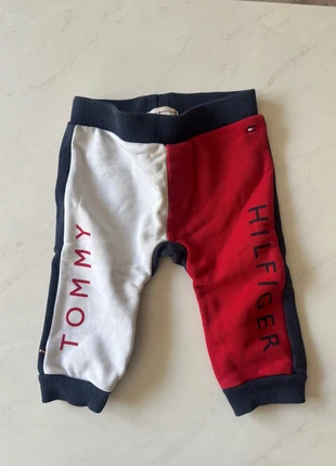 Joggingsbroek van Tommy Hilfiger, marca: Tommy Hilfiger, estado: Muito bom, tamanho: 6-9 meses / 68 cm, €7.50, €8.58 inclui Proteção do Comprador