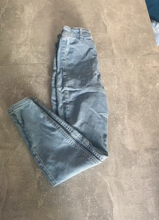 Jean Bershka EUR 34 neuf avec étiquette – Coupe tendance, marke: Bershka, zustand: Neu, mit Etikett, größe: W24 | DE 40, 5,00 €, 5,95 € inklusive Vinted-Käuferschutz