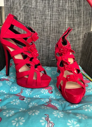 Titre de l’annonce : Sandales à Talons Hauts Tyana JustFab - Suède Rouge - Taille 38, marque: JustFab, état: Très bon état, taille: 38, 9,00 €, 10,15 € Protection acheteurs incluse