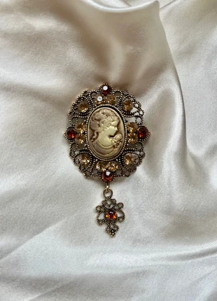 Broche vintage ornée de pierres , merk: Vintage, staat: Heel goed, € 30,00, € 32,20 inclusief Kopersbescherming