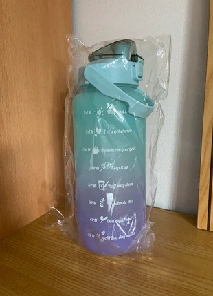 Garrafa de 2L motivational, marca: Shein, estado: Novo com etiquetas, €3.00, €3.85 inclui Proteção do Comprador