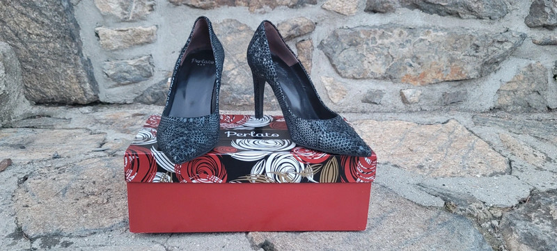 Chaussures a talons femme escarpins gris anthracite en cuir imitation serpent Perlato taille 37