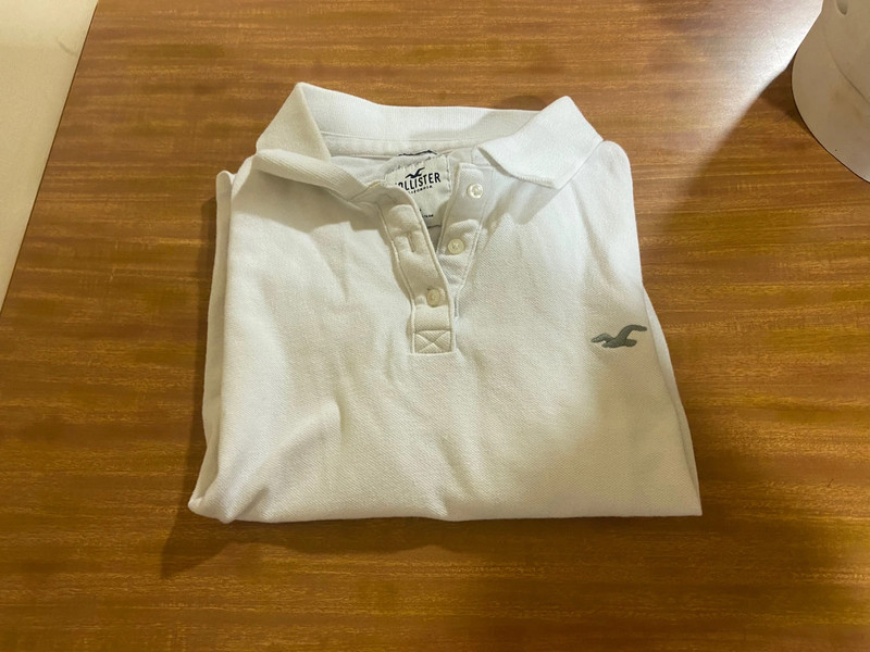 Polo camiseta de manga corta hollister blanca con logo gris