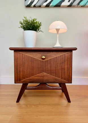Beautiful Midcentury side table. Designed in the 1960s. Vintage., marca: Modern, estado: Muito bom, €350.00, €368.20 inclui Proteção do Comprador