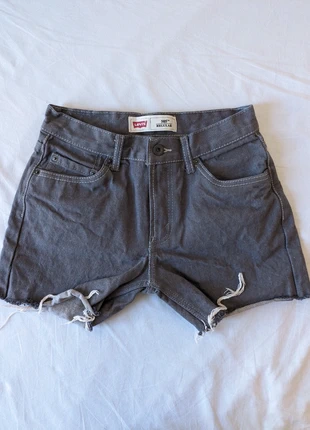 Mini short en jean Levi's gris foncé effet usure taille 36, marke: Levi's, zustand: Sehr gut, größe: S / 36 / 8, 15,00 €, 16,45 € inklusive Vinted-Käuferschutz