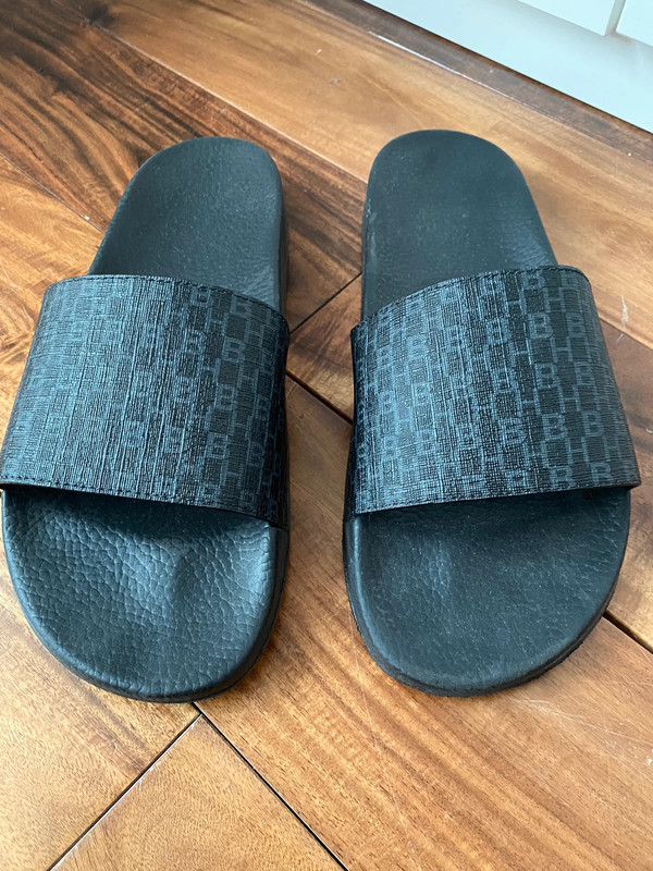 Black Hugo boss size 8 sliders