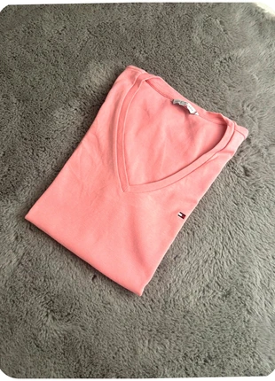 👚 T-shirt Tommy Hilfiger rose col V – Taille S femme, marca: Tommy Hilfiger, estado: Muito bom, tamanho: S / 36 / 8, €12.00, €13.30 inclui Proteção do Comprador Pro