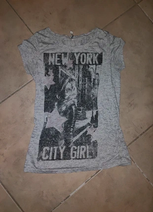 T-shirt , merk: Fishbone, staat: Goed, maat: XS, € 2,00, € 2,80 inclusief Kopersbescherming