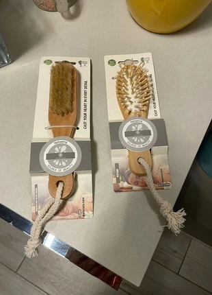 Set due spazzole in legno, condizioni: Nuovo con cartellino, €7.00, €8.05 include la Protezione acquisti