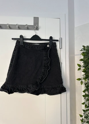 Jupe en jean gris foncé à volants, marca: Pull & Bear, estado: Muy bueno, tamaño: S / 36 / 8, 12,00 €, 13,30 € Protección al comprador incluida