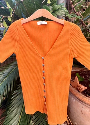 Top court Sandro orange côtelé, décolleté en V taille XS (convient S), brand: Sandro, condition: Very good, size: S / 36 / 8, €50.00, €53.20 includes Buyer Protection