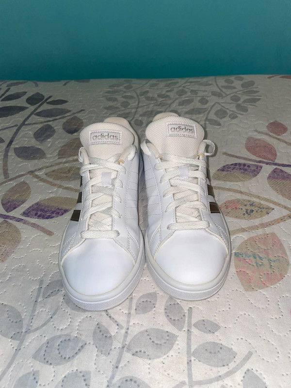 Zapatillas blancas y plateadas -