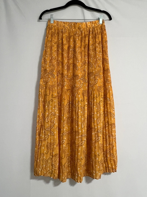 Maxi pleated skirt with slit 3