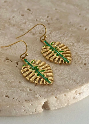 Boucles d’oreilles dorées pendantes feuilles tropicales avec détails et strass verts, marque: Boutique Parisienne, état: Très bon état, 19,00 €, 20,65 € Protection acheteurs (Pro) incluse