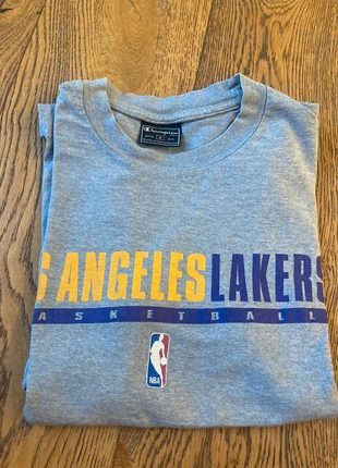 Maglietta Champion Lakers taglia M colore grigio, brand: Champion, condizioni: Ottime, taglia: M, €15.00, €16.45 include la Protezione acquisti