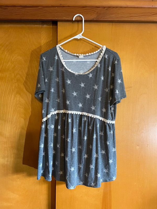 Soft gray top with stars 2