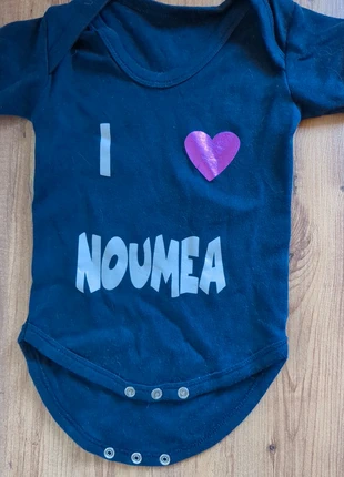 Body I love Nouméa, marca: sans marque, estado: Bom, tamanho: 3-6 meses / 62 cm, €2.00, €2.80 inclui Proteção do Comprador