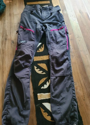 Pantalon RVRC GP gris foncé et fushia en taille XS, brand: RevolutionRace, condition: Very good, size: XS / 34 / 6, €48.00, €51.10 includes Buyer Protection