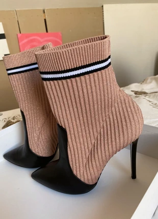 Botjes Pollini, merk: Pollini, staat: Nieuw met prijskaartje, maat: 40, € 150,00, € 158,20 inclusief Kopersbescherming