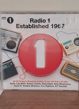 CD Radio 1: 40 tracks covered by Foo Fighters, Amy Winehouse and more! Tracklist in photo, condition: Very good, €5.00, €5.95 includes Buyer Protection