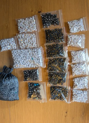 Lot de perles lettres & cœurs, état: Neuf avec étiquette, 30,00 €, 32,20 € Protection acheteurs incluse