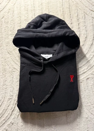 Hoodie Ami Paris noir | Taille M | Logo cœur rouge brodé | Coupe confortable | Très bon état, marke: AMI, zustand: Sehr gut, größe: M, 85,00 €, 89,95 € inklusive Vinted-Käuferschutz