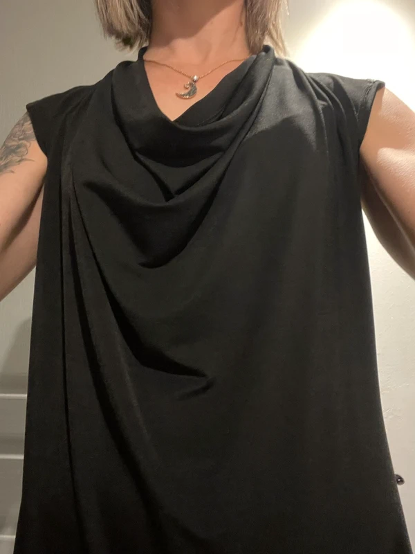 Jolie robe noir fluide taille 38/40 - photo numéro 2