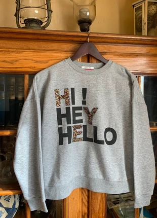 Pull gris claire avec écriture : Hi! Hey Hello , marke: Jennyfer, zustand: Gut, größe: M, 3,00 €, 3,85 € inklusive Vinted-Käuferschutz