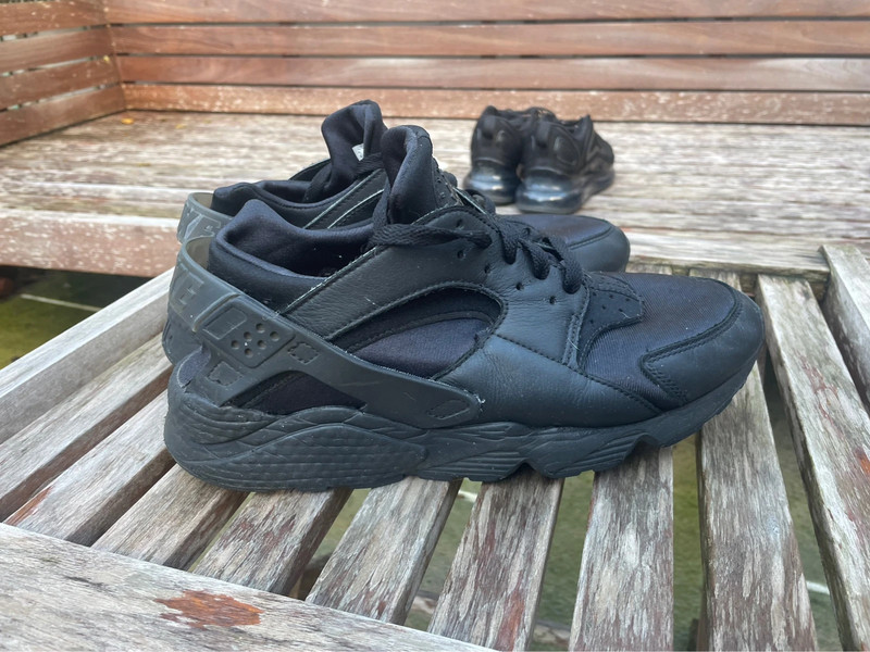 Nike triple black huarache size UK 9 Vinted