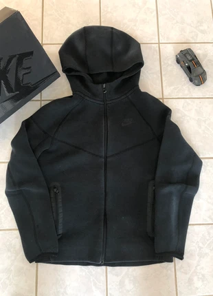 Veste nike tech noir ., marque: Nike, état: Très bon état, taille: 13 ans / 158 cm, 35,00 €, 37,45 € Protection acheteurs incluse