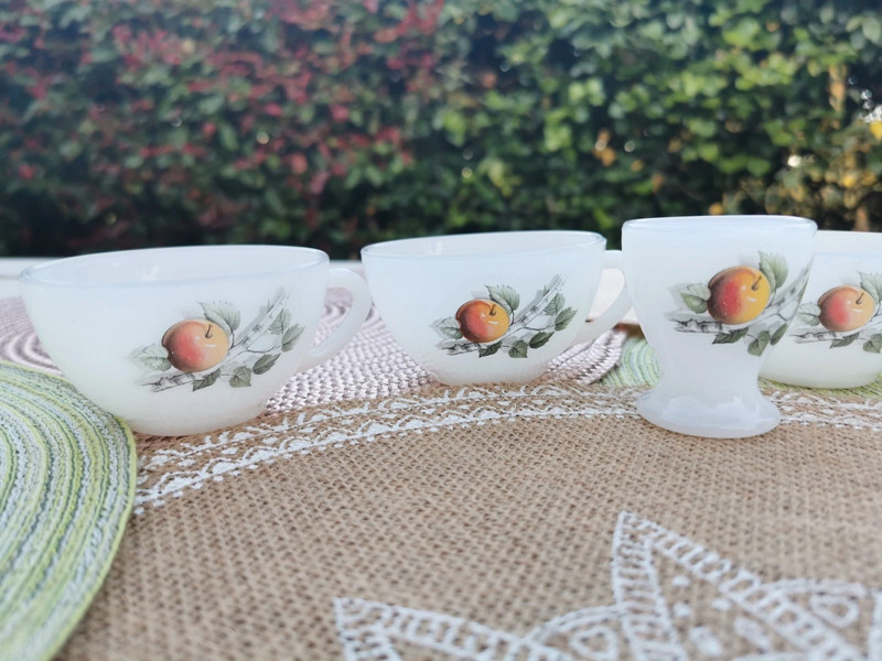 Lot de 4 tasses arcopal vintages dépareillées et 1 coquetier 3