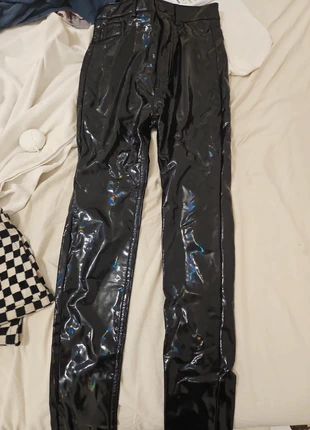 Pantaloni vinile , merk: Pull & Bear, staat: Heel goed, maat: XXXS / 30 / 2, € 5,00, € 5,95 inclusief Kopersbescherming