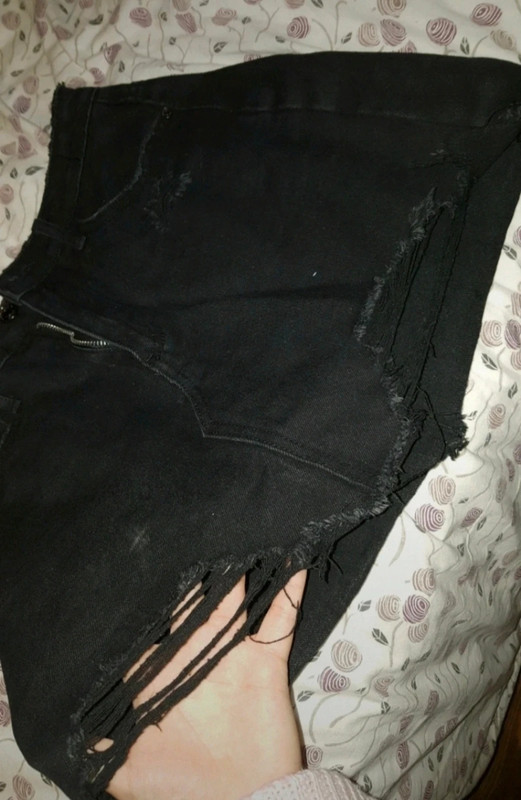 Minijupe en jean noire à trous Missguided 4