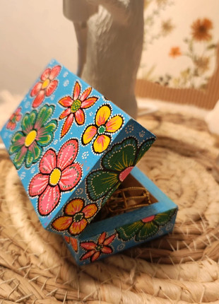 Petite boîte à bijoux en bois peint à la main