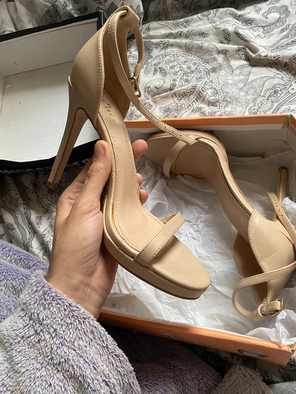 Nude clearance heels cheap