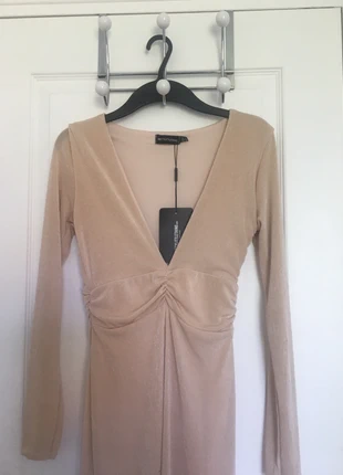 Robe S champagne textured slinky drape sleeve plunge midi dress, marque: PrettyLittleThing, état: Neuf avec étiquette, taille: S / 36 / 8, 8,00 €, 9,10 € Protection acheteurs incluse