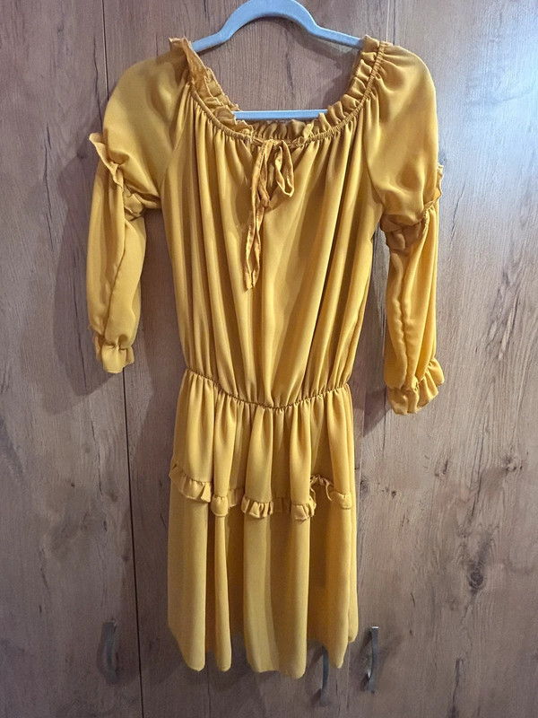 Żółta sukienka z długim rękawem 1