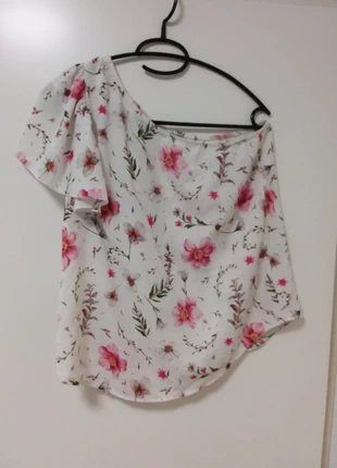 Top fleuri asymétrique Cloothes, brand: Cloothes, condizioni: Ottime, taglia: M / IT 42 / EU 38, €2.50, €3.33 include la Protezione acquisti