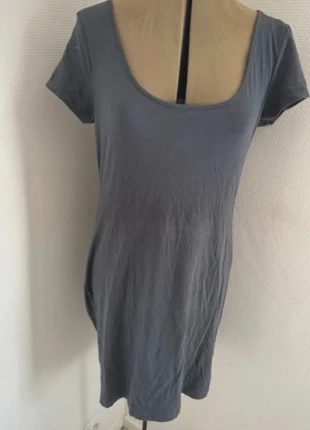 🍋 Robe grise à manches courtes, H&M, taille M, col carré (884), marque: H&M, état: Très bon état, taille: M / 38 / 10, 4,50 €, 5,43 € Protection acheteurs incluse