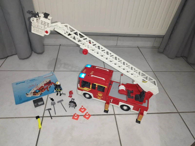 Camion de pompiers playmobil avec échelle pivotante et sirène 5362