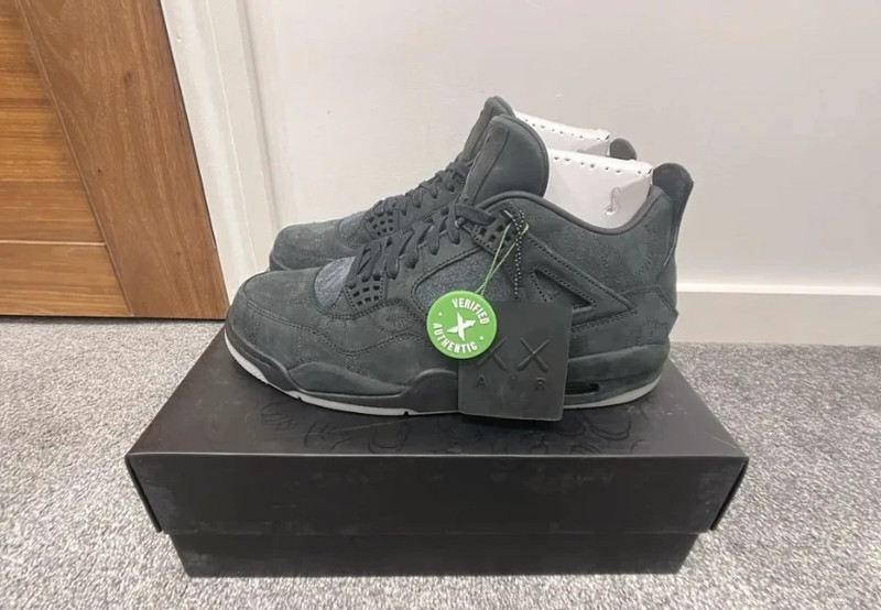 Kaws nike air jordan 2025 4