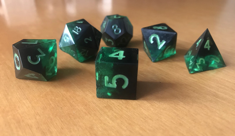 Set di 6 Dadi in Resina Artiginali Verde e Nero + sacchetto gratis / Handcrafted Dice Set + free bag 1